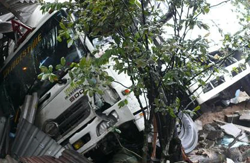 Xe tải nổ lốp lao thẳng vào nhà dân gây chết người