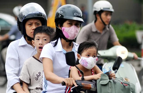 Phụ huynh vẫn lơ là việc đội mũ bảo hiểm cho trẻ em