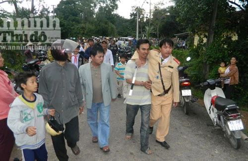  Khởi tố 2 lâm tặc ném gỗ quý chống Cảnh sát giao thông