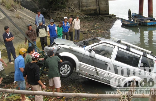 Ô tô lao xuống sông vì đạp nhầm chân ga