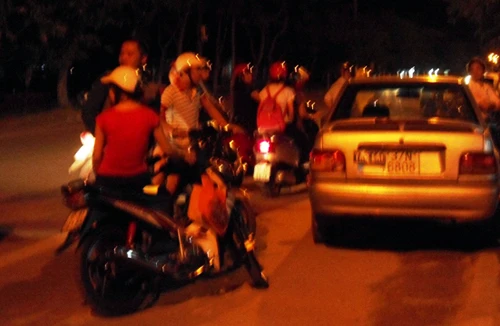 Hai mẹ con bị ô tô cán khi sang đường