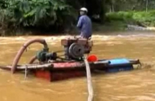 Coi thường mạng sống, khai thác cát sỏi trong mùa lũ