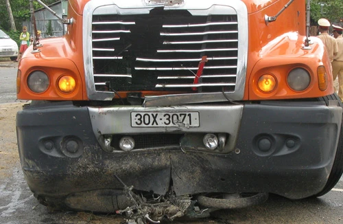 Xe đầu kéo đè nát xe mô tô, 2 người chết thảm