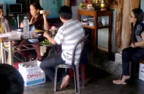 Trò bịp của “thánh cô” chữa bệnh bằng... nước lã, lá cây 