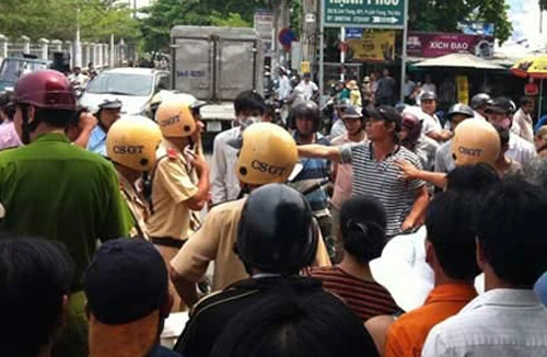 Không đội mũ bảo hiểm còn cắn tay CSGT
