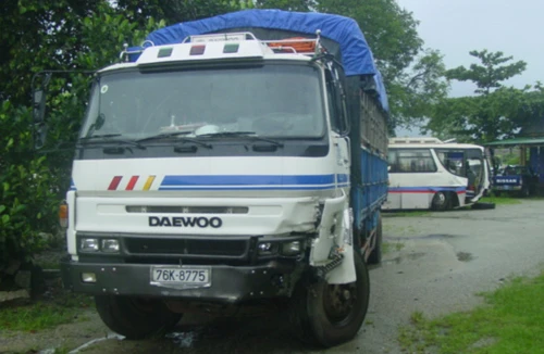 Tử vong dưới gầm ô tô chở gỗ keo