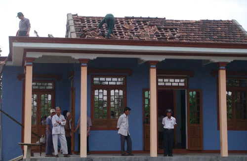 Lốc xoáy làm tốc hàng chục nhà dân