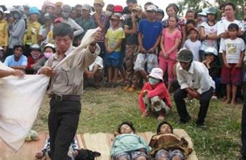 Sảy chân xuống ao cá, 2 cháu bé tử vong