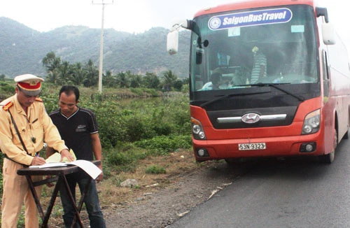 CSGT “tung chiêu” xử mạnh lái xe chạy ẩu