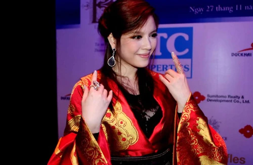 Choáng với váy tiền tỷ của Lý Nhã Kỳ