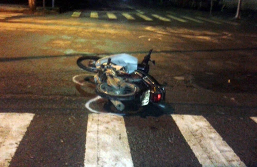 Tông ôtô, 2 thanh niên văng xa gần 10 mét