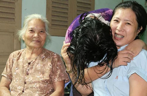 Cô bé 13 tuổi bị bố lừa sang Campuchia gá nợ 100 triệu đồng