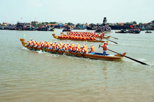 Tưng bừng đua thuyền trên sông Bạch Đằng