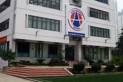 Thợ điều hòa rơi từ tầng 5 xuống đất 