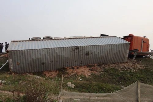Xe container lại ngửa “tênh hênh” trên đường