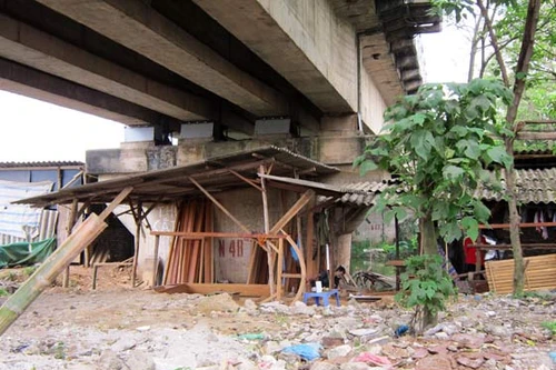 Ồ ạt lấn chiếm hàng lang cầu đường sắt