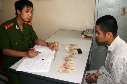 Bắt quả tang đối tượng lưu hành tiền giả