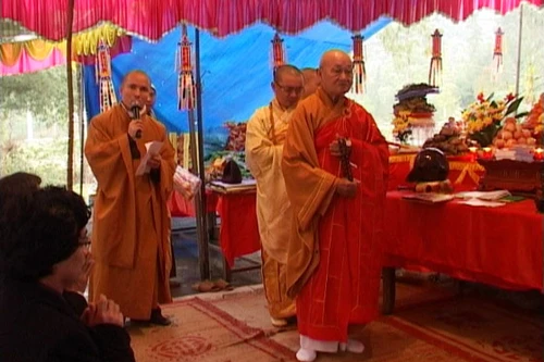 Đẫm nước mắt lễ cầu siêu cho 200 bệnh nhân phong