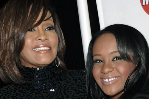 Con gái danh ca Whitney Houston rơi vào tình trạng nguy kịch
