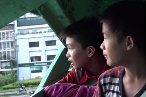 Chuyện về 4 đứa trẻ sống vắt vẻo trên dầm cầu giữa TP.HCM