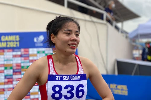 Bà mẹ một con Nguyễn Thị Huyền giành HCV điền kinh