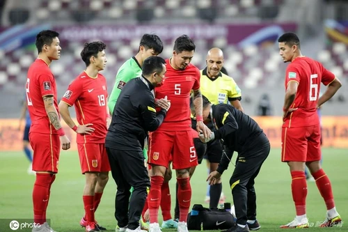 Tuyển Việt Nam và Trung Quốc cùng 'thủng' hàng thủ