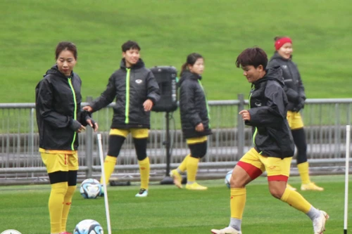 HLV Mai Đức Chung cắt ngắn buổi tập vì mưa lạnh