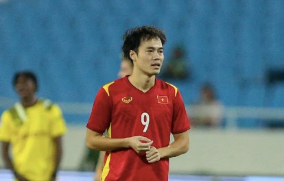 Văn Toàn xin lỗi vì tấm thẻ đỏ, thầy Park an ủi học trò