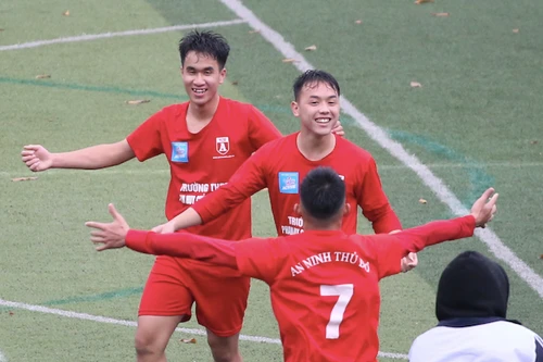 Bàn thắng "quý như vàng" đưa THPT Phan Huy Chú vào bán kết