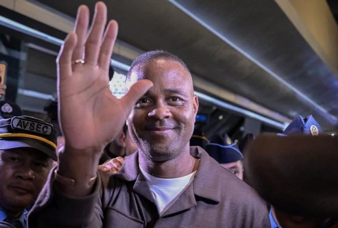 Bỏ rơi 'bại binh' Indonesia, HLV Kluivert bay thẳng về Hà Lan