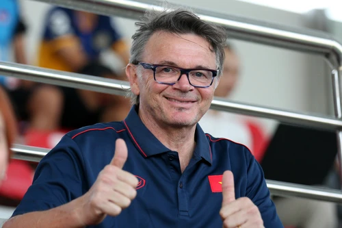 HLV Troussier tiết lộ điều ước ở tuổi 68