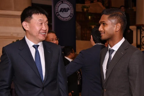 Vừa chơi bóng, vừa làm Phó chủ tịch liên đoàn bóng đá Singapore