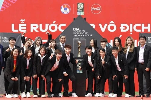 Tuyển nữ Việt Nam hứng khởi đón cúp vàng World Cup 2023