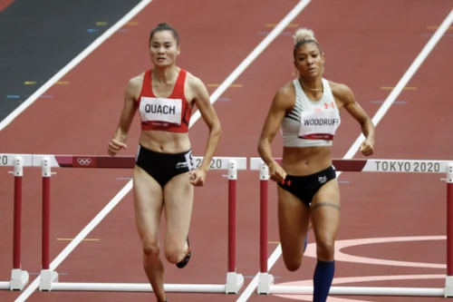 Đối thủ phạm luật, Quách Thị Lan đoạt vé vào bán kết