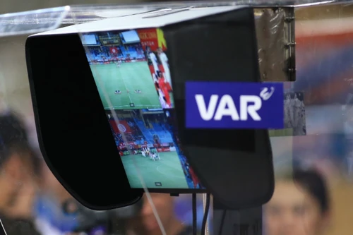 Trọng tài V-League bị "chê" lạm dụng VAR
