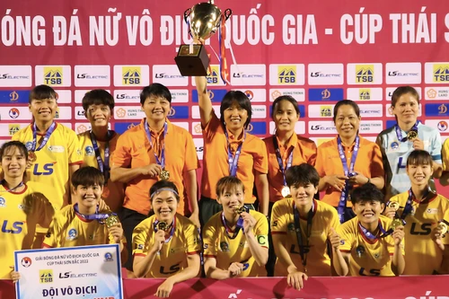 Cô trò Kim Chi phấn khích với chức vô địch lịch sử