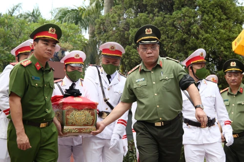 Tiễn biệt người lính cứu hỏa dũng cảm Đặng Anh Quân