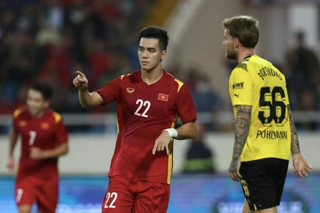Borussia Dortmund chơi giữ sức, tuyển Việt Nam thắng 2-1