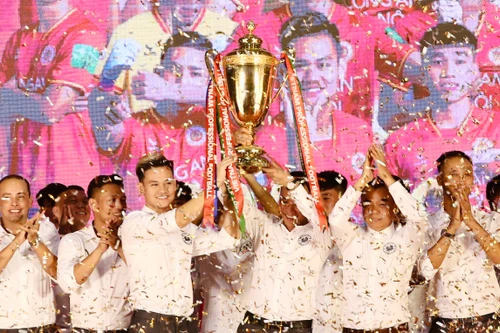 Thành viên Công an Hà Nội FC nâng cao cúp vô địch V-League tại lễ mừng công