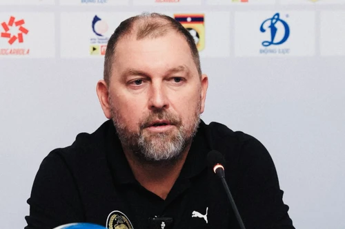 HLV tuyển Malaysia nói "không liên quan" vụ nhập lậu 7 cầu thủ