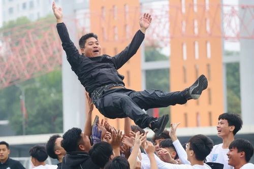 Bàn thắng "quý như vàng" đưa trường Nguyễn Quốc Trinh vào bán kết