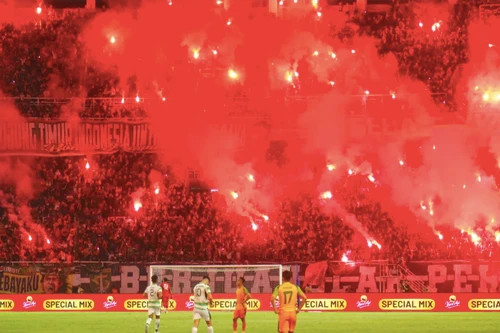 Làng bóng Indonesia hú vía với "mưa pháo sáng" trên sân CLB Persebaya