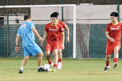 [ẢNH] Thầy Park đá bóng "ma", giúp học trò giải toả tâm lý