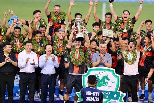 Tân vương hạng Nhất tính đổi tên, thay tướng ngay sau khi vô địch