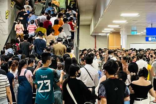 Cả ngàn người xếp hàng chờ trải nghiệm metro Nhổn - Ga Hà Nội trong tiết trời oi nóng đỉnh điểm