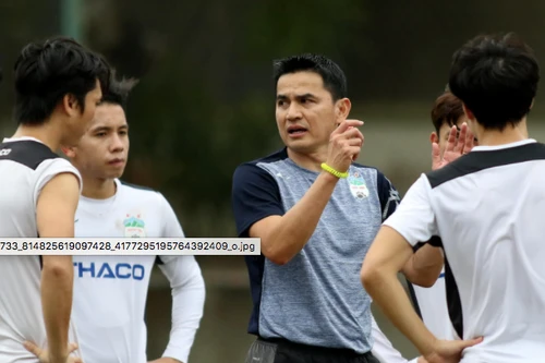 HLV Kiatisak muốn Công Phượng, Văn Toàn cải thiện khả năng dứt điểm