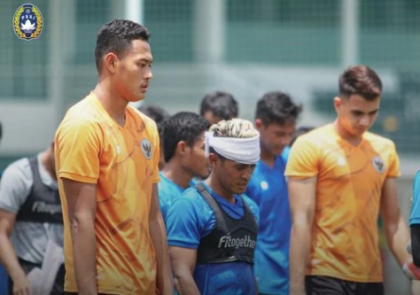U23 Indonesia thi đấu giao hữu qua... cửa kính xe buýt