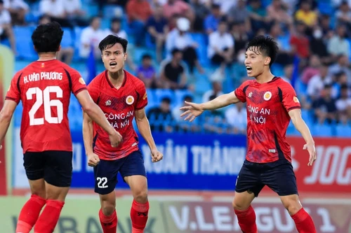 Tạm giãn lịch V-League với CLB Công an Hà Nội