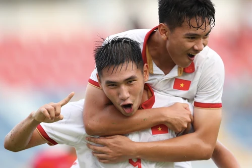 Thắng đậm Lào, U23 Việt Nam chiếm ngôi đầu bảng