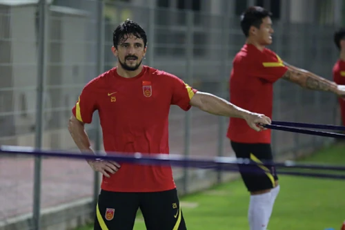 Cầu thủ Trung Quốc tập đến kiệt sức vì áp lực phải thắng ĐT Việt Nam